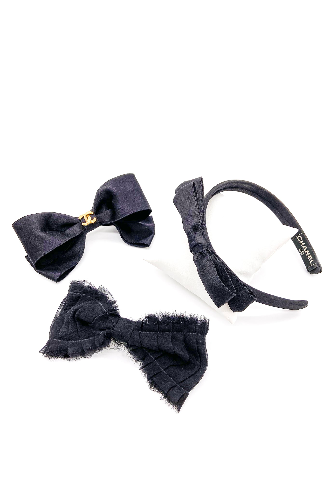 Chanel Heathers Satin & Chiffon Hair Bow with Gold CC Logo –  PauméLosAngeles